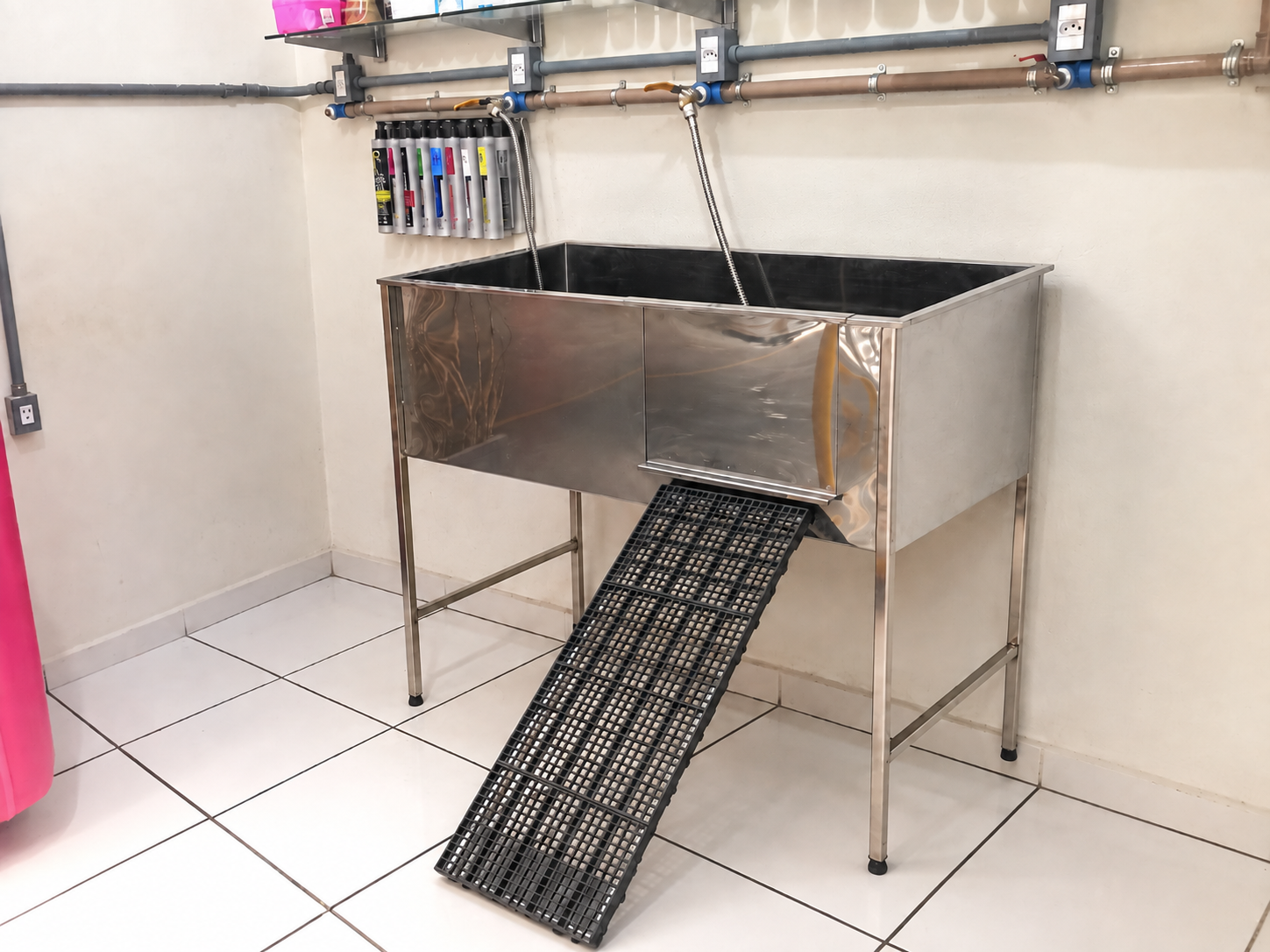 Banheira PET em inox Ômega instalada, com rampa de acesso preta